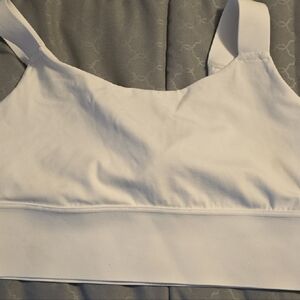 🤍Athleta White Sports Bra With Twist Back🤍